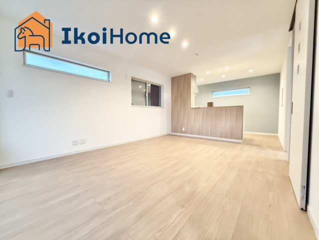 明石市大久保町西脇　新築戸建　B号棟の居間・リビング|●年中無休：・当日予約可●1階のLDK16帖です。カウンターキッチンからは室内が見渡せます。