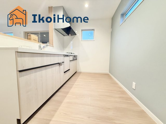 明石市大久保町西脇　新築戸建　B号棟のキッチン|●年中無休：当日予約可●三口コンロには火口にＳＩセンサーを搭載し、安全機能を搭載。