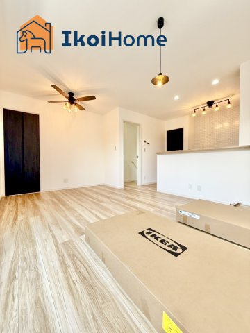 明石市魚住町西岡　新築戸建の居間・リビング|【ホームページに現地動画掲載中】●年中無休：当日予約可●広々LDK！家族団欒の時間をお過ごし頂けます