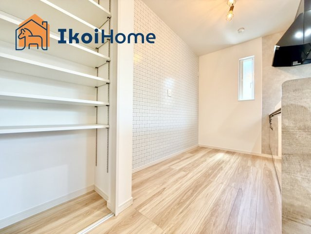 明石市魚住町西岡　新築戸建のキッチン|●年中無休：当日予約可●可動棚付きのパントリーを完備！食品ストックなどを便利に収納いただけます。