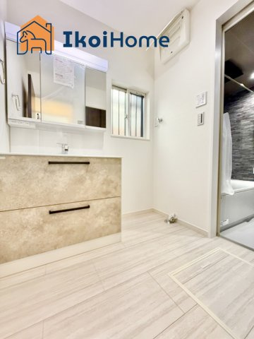 明石市魚住町西岡　新築戸建の洗面所|●年中無休：当日予約可●洗面台はお化粧をする時に便利な３面鏡。ワイドシンクでゆったり作られています。