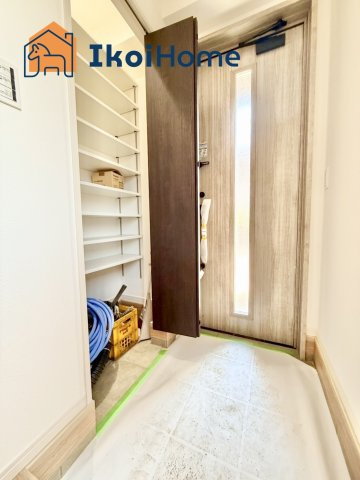 明石市魚住町西岡　新築戸建の玄関|【ホームページに現地動画掲載中】●年中無休：当日予約可●靴以外にアウトドア用品等の収納もできます♪