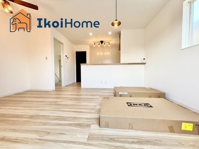 明石市魚住町西岡　新築戸建の居間・リビング|２階LDKでプライバシー確保！家族団らんのひと時を安心してお過ごしいただけます♪