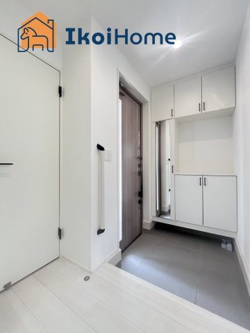 明石市朝霧台24－1期　1号棟　新築戸建の玄関|【ホームページに現地動画掲載中】●年中無休：当日予約可●コの字型の大型靴箱がございます！