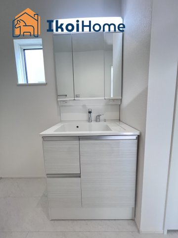 明石市朝霧台24－1期　1号棟　新築戸建の洗面所|【ホームページに現地動画掲載中】●年中無休：当日予約可●洗面台はお化粧をする時に便利な３面鏡。