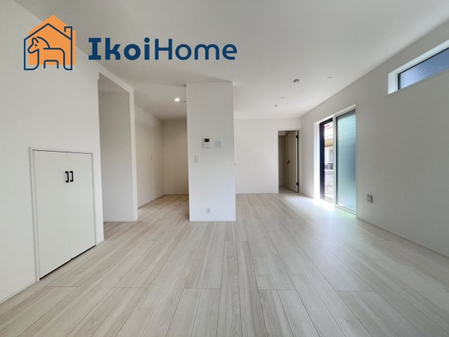 明石市朝霧台24－1期　1号棟　新築戸建の居間・リビング|【ホームページに現地動画掲載中】●年中無休：当日予約可●ＬＤＫは開放感があり大型家具を設置可能