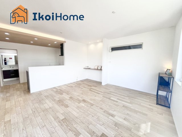 明石市東朝霧丘　4号棟　新築戸建の居間・リビング|施工例　LDK16帖になります。3面採光で明るいです。ウッドデッキに繋がる大きな窓もございます。