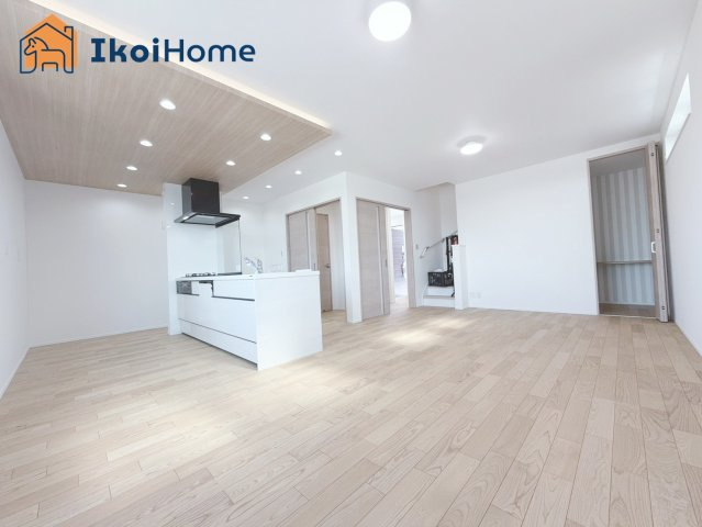 明石市東朝霧丘　4号棟　新築戸建のキッチン|【ホームページに現地動画掲載中】●年中無休：当日予約可●人気の対面式のキッチンで明るい！