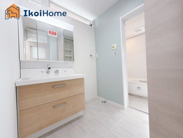 明石市東朝霧丘　4号棟　新築戸建の洗面所|【ホームページに現地動画掲載中】●年中無休：当日予約可●洗面台はお化粧をする時に便利な３面鏡。