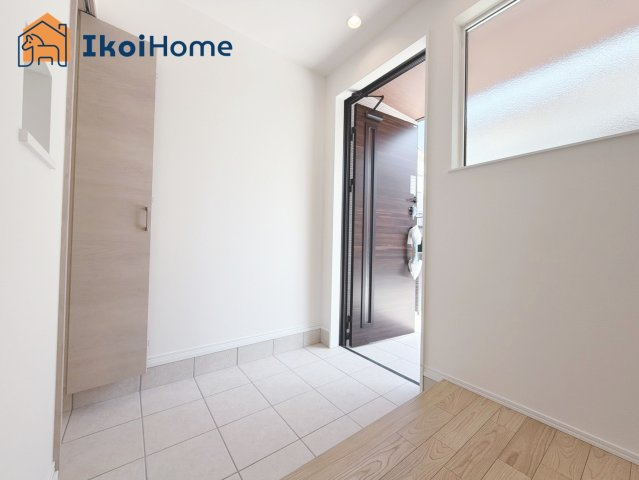 明石市東朝霧丘　4号棟　新築戸建の玄関|【ホームページに現地動画掲載中】●年中無休：当日予約可●玄関には土間収納がございます！