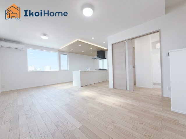 明石市東朝霧丘　4号棟　新築戸建の居間・リビング|【ホームページに現地動画掲載中】●年中無休：当日予約可●折下げ天井のお洒落なキッチンのあるLDK！