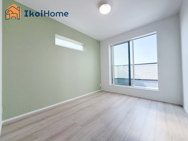 明石市東朝霧丘　4号棟　新築戸建の寝室|【ホームページに現地動画掲載中】●年中無休：当日予約可●アクセントクロスがお洒落な洋室です！