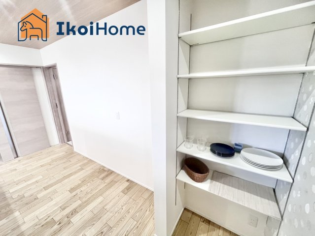 明石市東朝霧丘　4号棟　新築戸建のその他|施工例　キッチン横にはパントリーがございます！食品のストックなど便利に収納可能です！