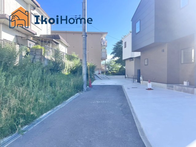 明石市東朝霧丘　4号棟　新築戸建の前面道路含む現地写真|●年中無休：見学時間9:00～20:00・当日予約可●前面道路は6mございます！交通量少なく安心です！