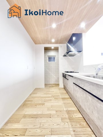 明石市東朝霧丘　3号棟　新築戸建のキッチン|【ホームページに現地動画掲載中】●年中無休：当日予約可●人気の対面式のキッチンで明るい！