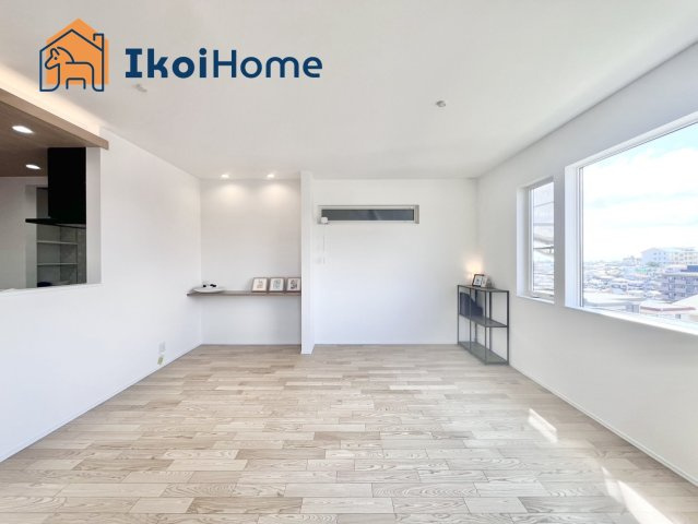 明石市東朝霧丘　3号棟　新築戸建の居間・リビング|【ホームページに現地動画掲載中】●年中無休：当日予約可●家族団らんのひと時をお過ごしいただけます♪