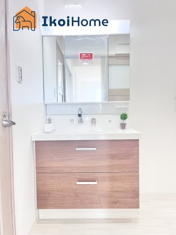 明石市東朝霧丘　3号棟　新築戸建の洗面所|【ホームページに現地動画掲載中】●年中無休：当日予約可●洗面台はお化粧をする時に便利な３面鏡。