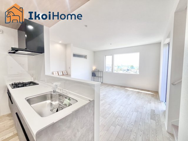 明石市東朝霧丘　3号棟　新築戸建の内装|【ホームページに現地動画掲載中】●年中無休：当日予約可●ウッドデッキに繋がる大きな窓もございます。