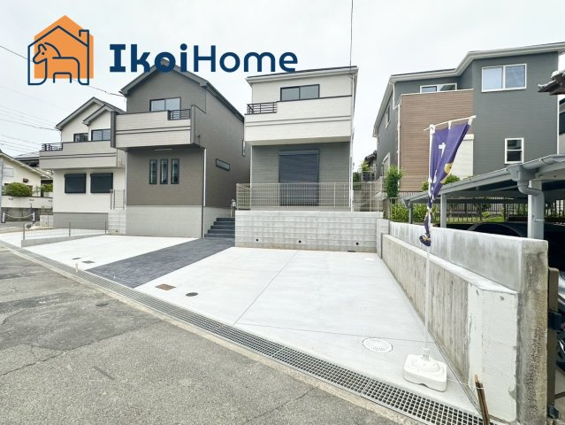 明石市大久保町高丘５丁目2期　3号棟　新築戸建の駐車場|●年中無休・当日予約可●お車は並列で2台駐車可能です！前面道路は交通量少なくお車の入出庫も楽々♪