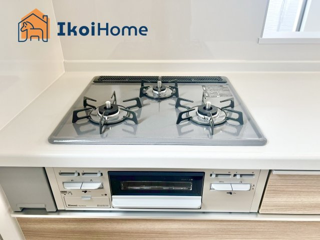 明石市東朝霧丘　新築戸建　３期のキッチン|【ホームページに現地動画掲載中】●年中無休：当日予約可●三口コンロには火口にＳＩセンサーを搭載！