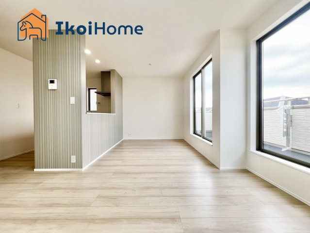 明石市東朝霧丘　新築戸建　３期の居間・リビング|【ホームページに現地動画掲載中】●年中無休：当日予約可●15.87帖あるLDKで大型家具を設置可能