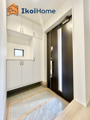 明石市東朝霧丘　新築戸建　３期の玄関|【ホームページに現地動画掲載中】●年中無休：当日予約可●コの字型の大型靴箱がございます！