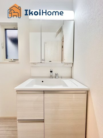 明石市中朝霧丘　新築一戸建の洗面所|【ホームページに現地動画掲載中】●年中無休：当日予約可●洗面台はお化粧をする時に便利な３面鏡。