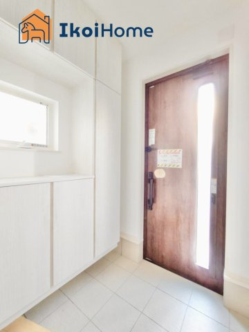 明石市中朝霧丘　新築一戸建の玄関|【ホームページに現地動画掲載中】●年中無休：当日予約可●木目のかわいい色の玄関です。