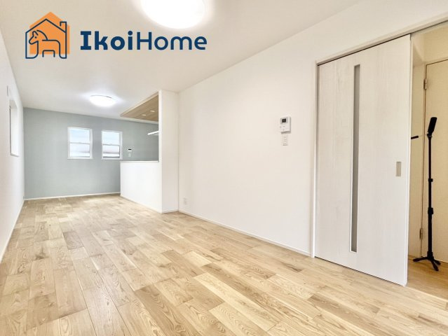 明石市中朝霧丘　新築一戸建の居間・リビング|【ホームページに現地動画掲載中】●年中無休：当日予約可●1階のLDK17帖！カウンターキッチンです