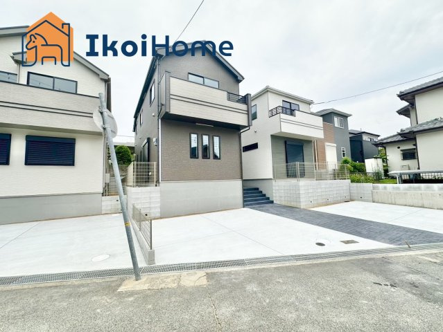 明石市大久保町高丘５丁目2期　2号棟　新築戸建の駐車場|●年中無休・当日予約可●お車は並列で2台駐車可能です！前面道路は交通量少なくお車の入出庫も楽々♪