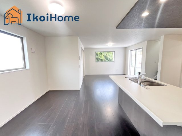 明石市西明石東町　1号棟　新築戸建の居間・リビング|●年中無休：当日予約可●光熱費が安く。遮熱・遮音性に優れた「遮熱Ｌｏｗ−ｅ複層硝子入り窓」ペアガラス