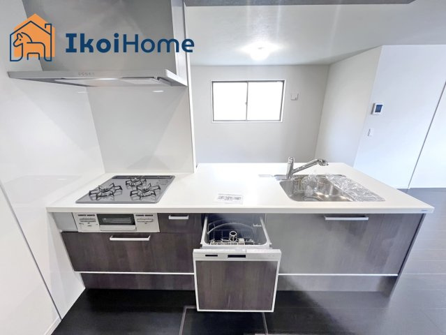 明石市西明石東町　1号棟　新築戸建のキッチン|●年中無休：当日予約可●セミオープンタイプのキッチンになります。開放的で明るい空間です。