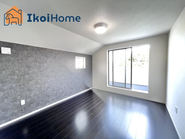 明石市西明石東町　1号棟　新築戸建のその他|●年中無休：当日予約可●こちらの洋室からバルコニーへ出ていただけます。おしゃれなアクセントクロスです