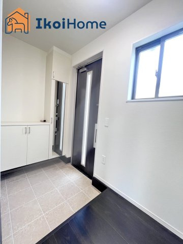 明石市西明石東町　1号棟　新築戸建の玄関|●年中無休：当日予約可●玄関には靴をたくさん収納できるシューズボックスが完備されています。