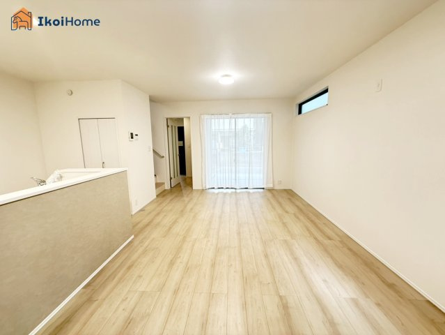 明石市西明石北町１丁目　新築の居間・リビング|【ホームページに現地動画掲載中】●年中無休：当日予約可●LDK15.5帖には大きな家具設置可能！