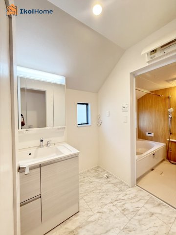 明石市西明石北町１丁目　新築の洗面所|【ホームページに現地動画掲載中】●年中無休：当日予約可●畳２枚分の洗面室です。小窓もあります。