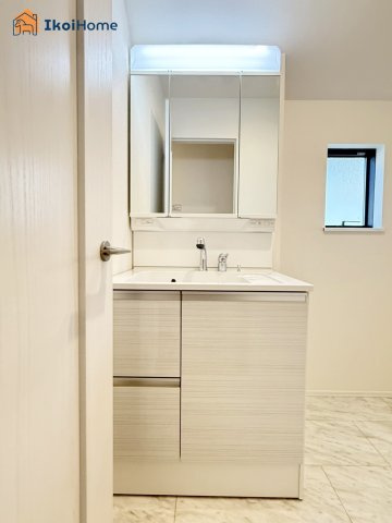 明石市西明石北町１丁目　新築の洗面所|【ホームページに現地動画掲載中】●年中無休：当日予約可●洗面台は３面鏡。広さのあるワイドシンクです。