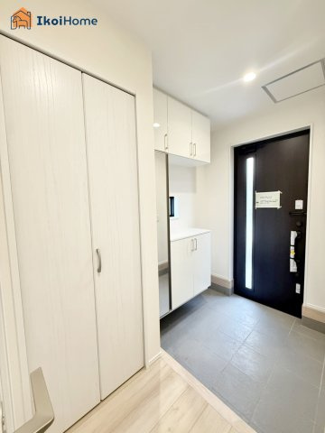 明石市西明石北町１丁目　新築の玄関|【ホームページに現地動画掲載中】●年中無休：当日予約可●シューズボックス他収納も完備しております！