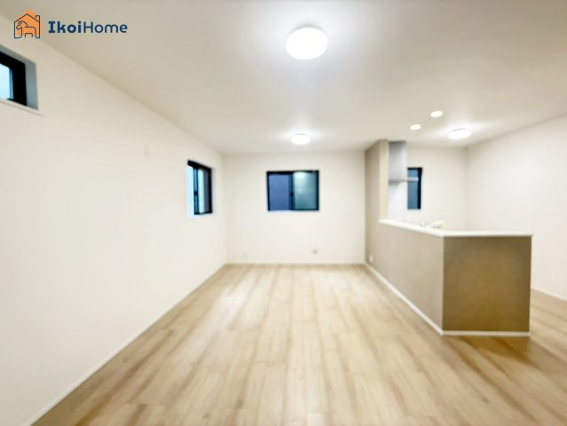 明石市西明石北町１丁目　新築の居間・リビング|【ホームページに現地動画掲載中】●年中無休：当日予約可●カウンターキッチンからは室内が見渡せます。