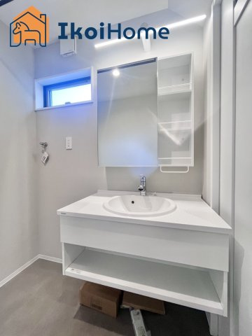 明石市魚住町清水　新築戸建の洗面所|【ホームページに現地動画掲載中】●年中無休：当日予約可●小窓ございますので通気・換気良好です。