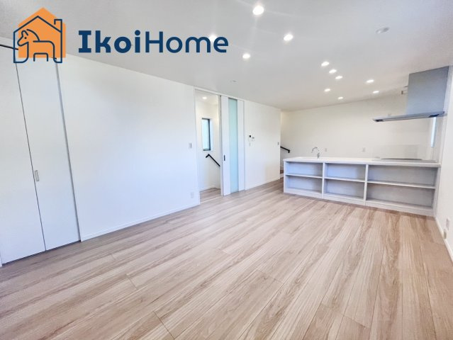 明石市魚住町清水　新築戸建の居間・リビング|【ホームページに現地動画掲載中】●年中無休：当日予約可●LDK15.5帖には大きな家具設置可能！