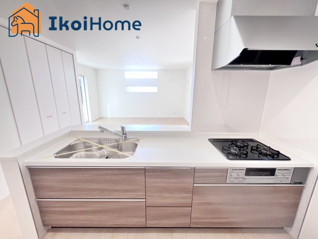 明石市二見町福里8期　新築戸建のキッチン|【ホームページに現地動画掲載中】●年中無休：当日予約可●人気の対面キッチン♪調理スペースもゆったり！