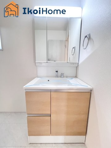 明石市二見町福里8期　新築戸建の洗面所|【ホームページに現地動画掲載中】●年中無休：当日予約可●洗面は便利な３面鏡。ゆったりワイドシンク仕様