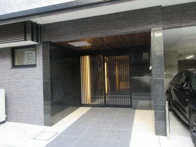 オーバルコート京都三条通のエントランス