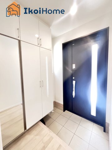 明石市大久保町高丘2丁目　2号棟　新築戸建の玄関|【ホームページに現地動画掲載中】●年中無休：当日予約可●大きな靴箱が付いています。