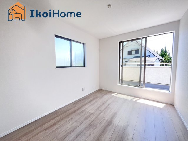 明石市大久保町高丘2丁目　2号棟　新築戸建の寝室|【ホームページに現地動画掲載中】●年中無休：当日予約可●バルコニーに面した明るいお部屋です♪