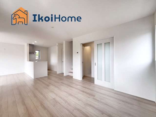 明石市魚住町長坂寺　新築戸建の居間・リビング|【ホームページに現地動画掲載中】●年中無休：当日予約可●LDKは2面採光で明るい団らんスペース。