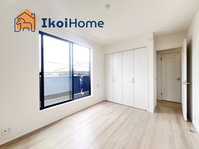 明石市魚住町長坂寺　新築戸建の寝室|【ホームページに現地動画掲載中】●年中無休：当日予約可●こちらのお部屋からバルコニーへの出入りが可能