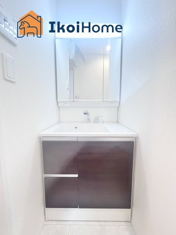 明石市魚住町長坂寺　新築戸建の洗面所|【ホームページに現地動画掲載中】●年中無休：当日予約可●洗面台はお化粧をする時に便利な３面鏡。