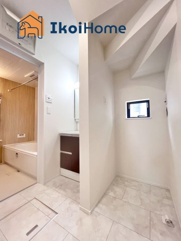 明石市魚住町長坂寺　新築戸建の洗面所|【ホームページに現地動画掲載中】●年中無休：当日予約可●階段下デッドスペースを利用した洗濯機置き場